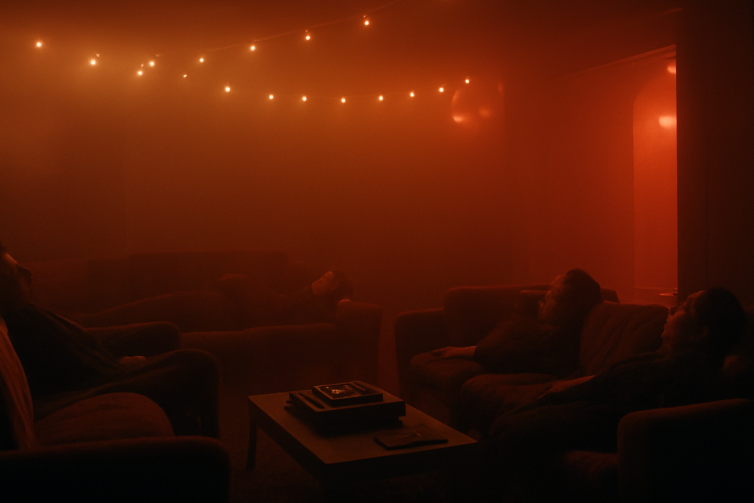 Salle de chill-out tamisée à côté du club, ravers qui récupèrent sur des canapés à l'aube