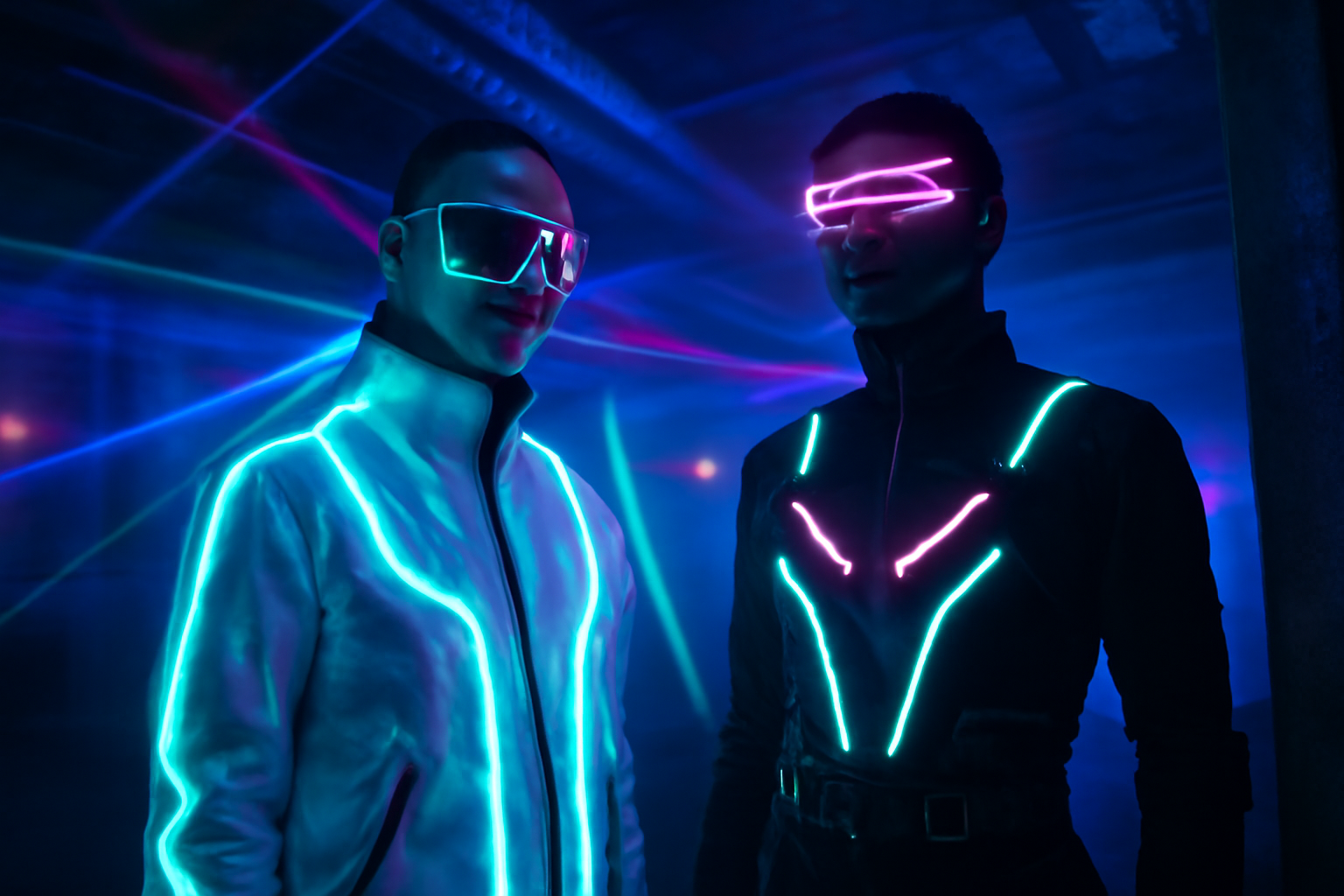 Silhouettes Cyberdog cyberpunk rave LED futuriste neon