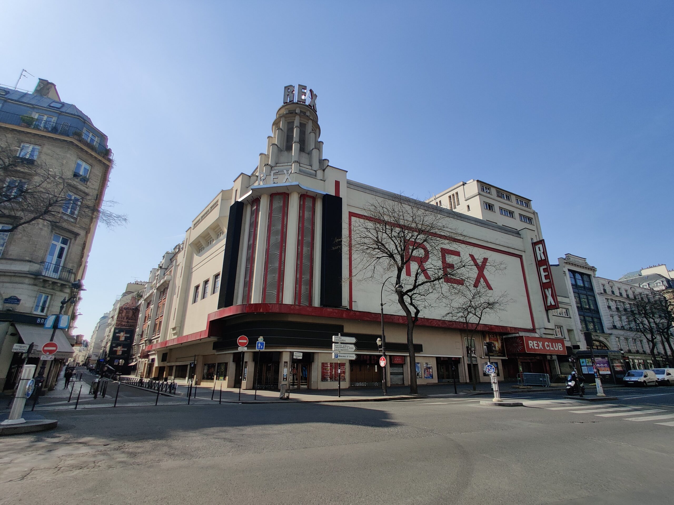Facade du Grand Rex abritant le Rex Club a Paris