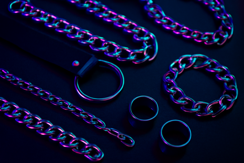 Lire la suite à propos de l’article Les Chaînes et Bijoux dans la Culture Rave : Comment Accessoiriser son Look Techno