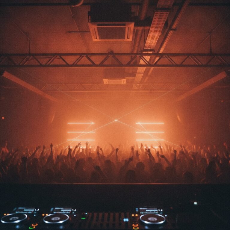 Lire la suite à propos de l’article Les tracks techno que tout le monde devrait connaître : 15 sons pour comprendre le genre