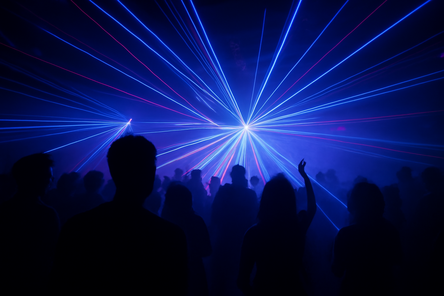 Dancefloor de club techno avec rayons laser et brouillard