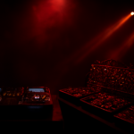 DJ set vs live act techno : comment reconnaître (et apprécier) la différence sur le dancefloor