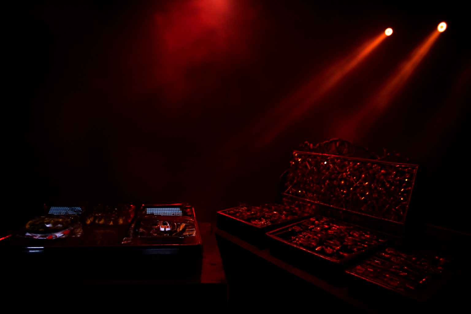 Setup techno sur sc&egrave;ne : platines CDJ d&rsquo;un c&ocirc;t&eacute;, machines et synth&eacute;tiseur modulaire de l&rsquo;autre