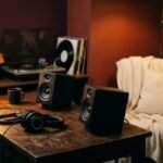 Casque ou enceintes : comment bien écouter la techno chez soi