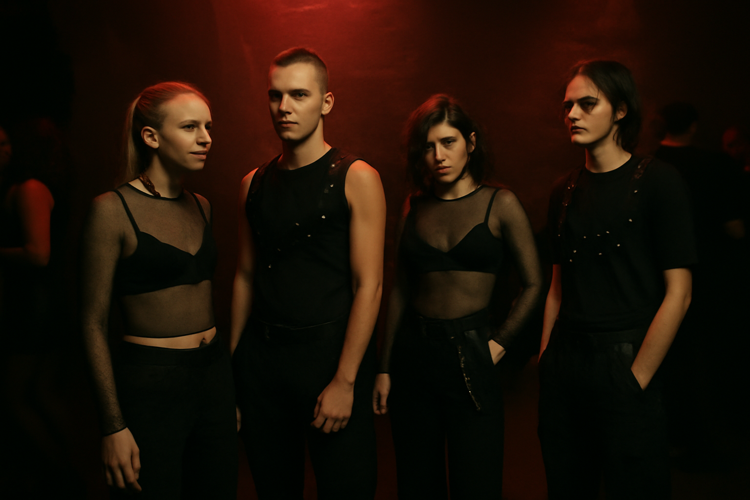 Groupe de personnes en tenues all black dans un club techno