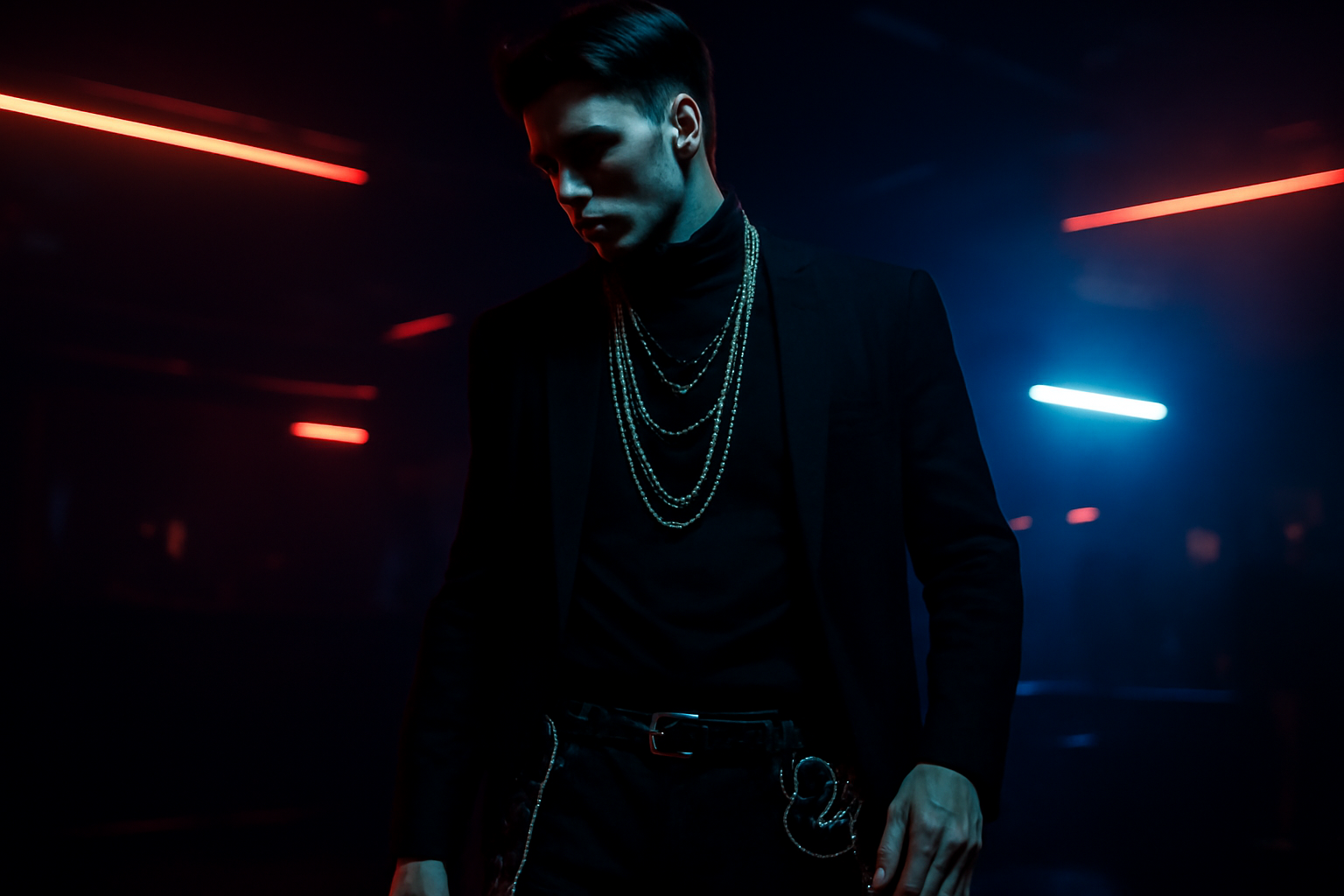 Homme avec chaînes argentées en club techno