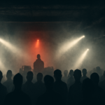10 artistes industrial techno / EBM à découvrir absolument (guide d&rsquo;écoute 2026)