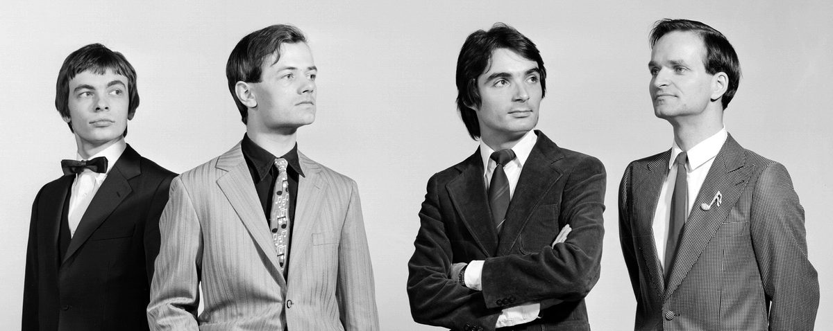 Le groupe Kraftwerk en 1975 : Karl Bartos, Ralf Hutter, Wolfgang Flur et Florian Schneider