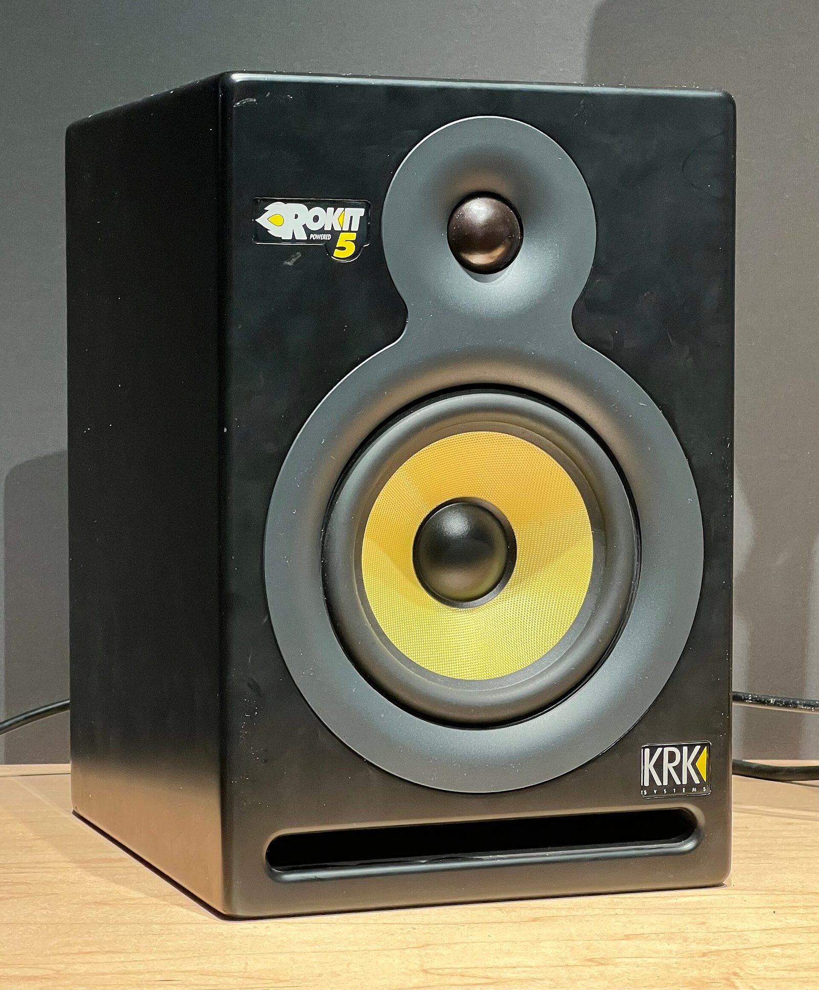 Enceinte de monitoring KRK Rokit RP5 sur un bureau