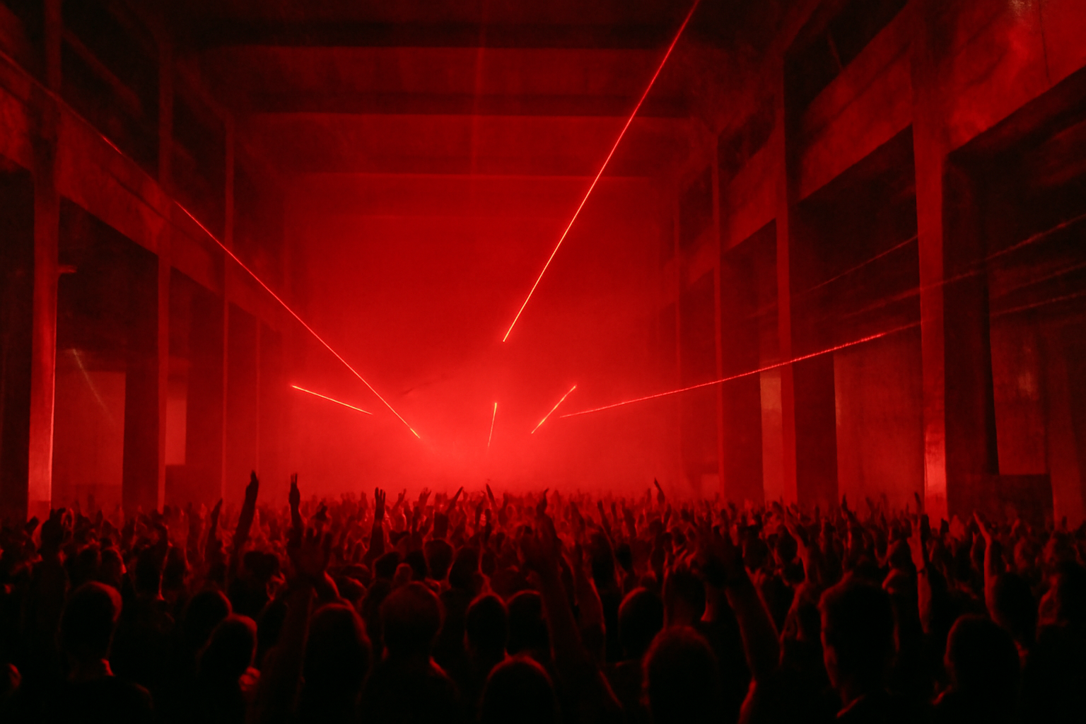 Foule dans un club techno berlinois aux ceintres en beton