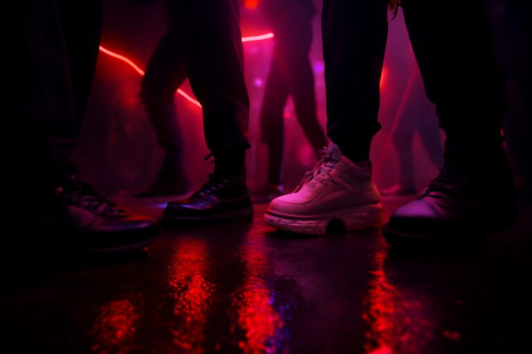 Lire la suite à propos de l’article Les sneakers idéales pour danser 8 heures non-stop : mon guide confort de raveur