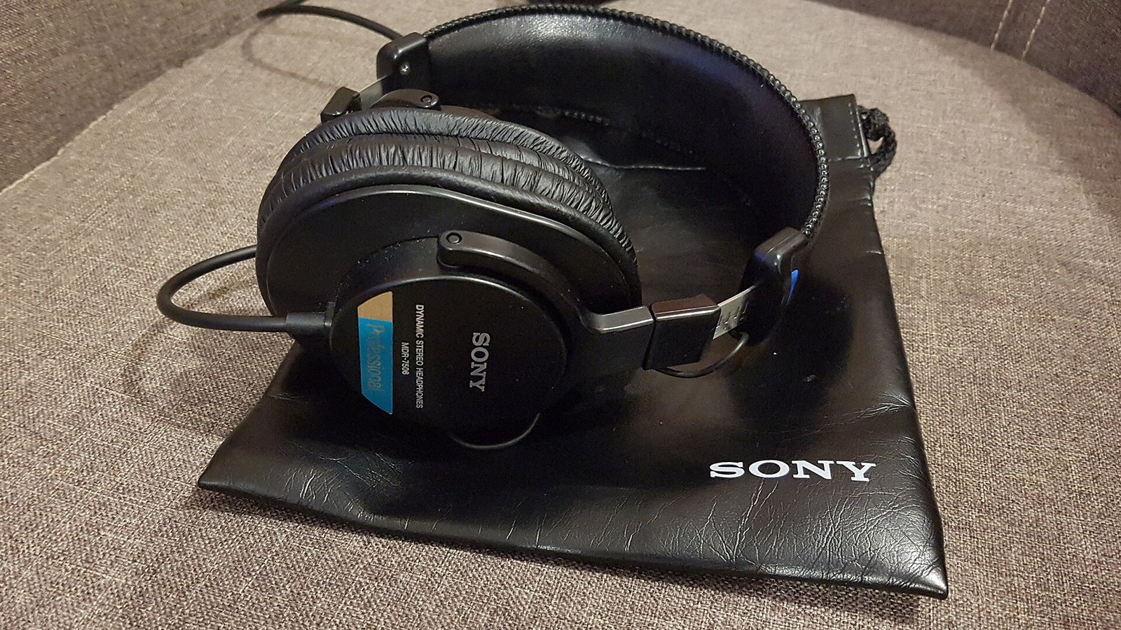 Casque Sony MDR-7506 fermé pour écouter de la techno